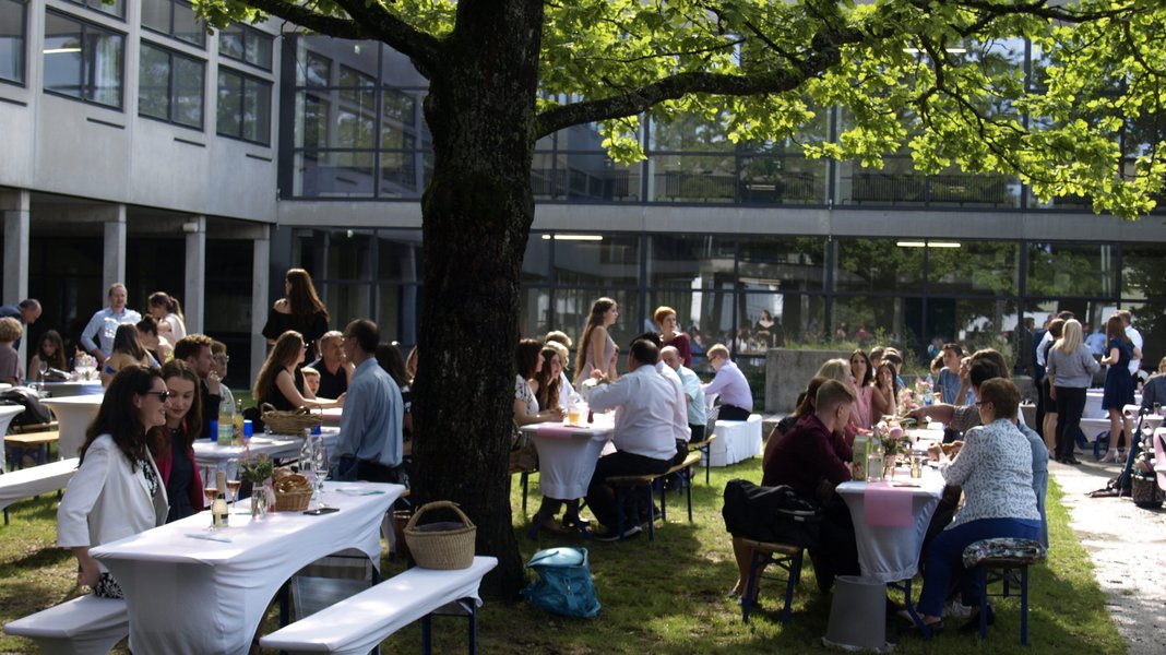Menschen sitzen unter Baum
