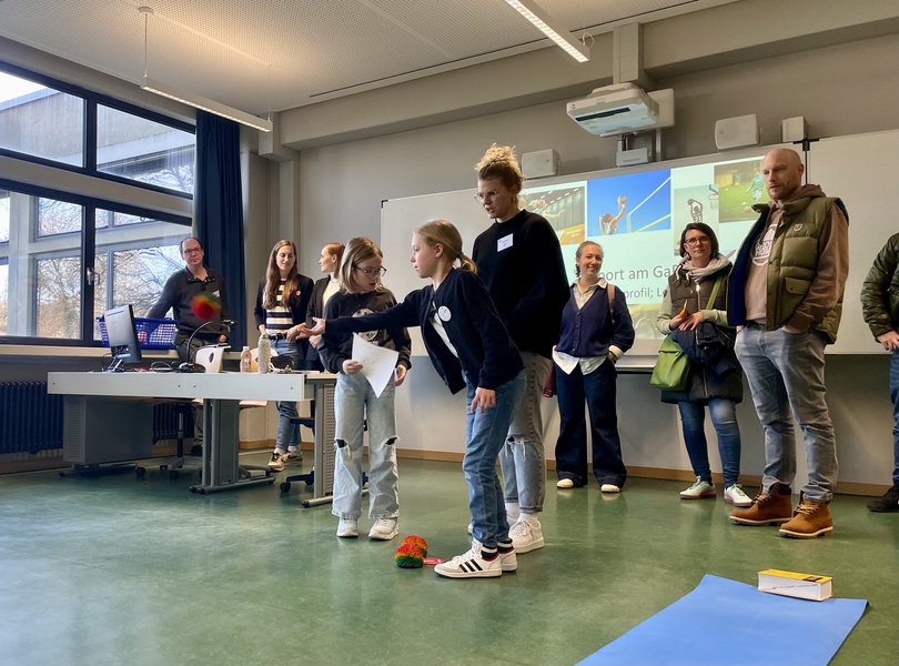 Schüler präsentieren ihre Schule