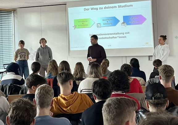 Studiernede sprechen vor Schülern