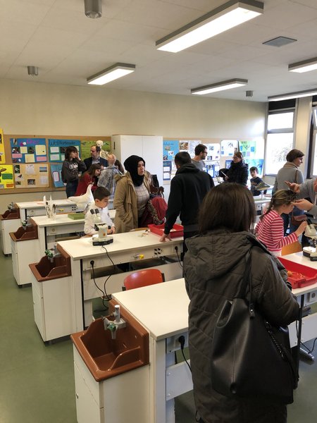 Blick in den Biologie-Raum mit Experimenten