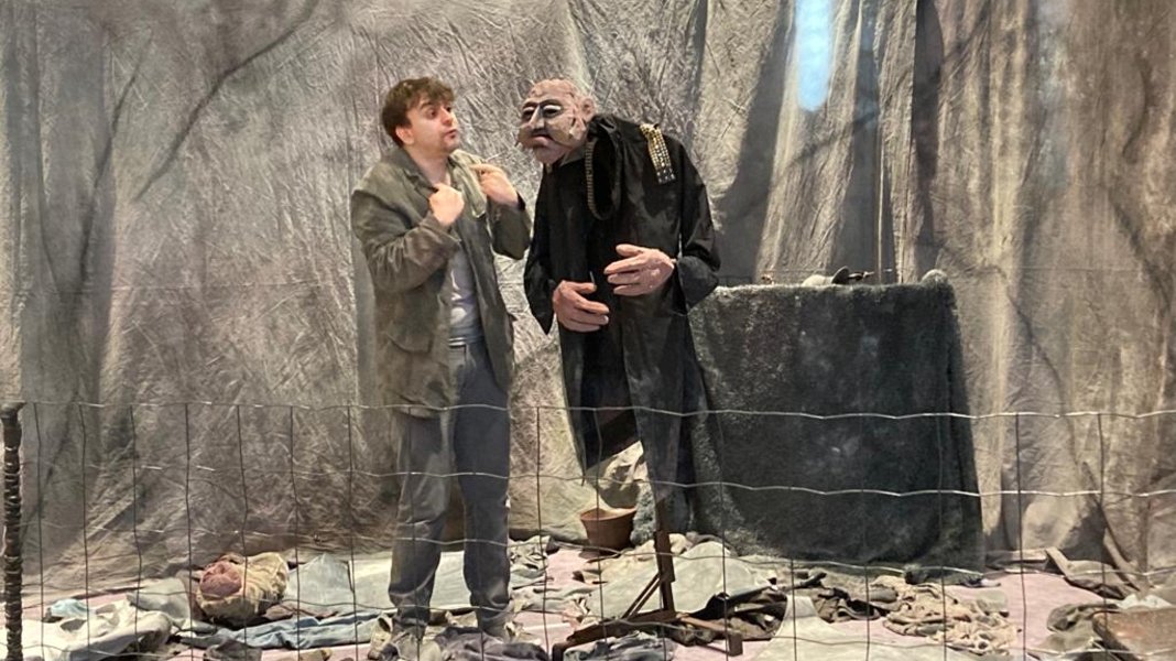 Schauspieler spielt mit Puppen