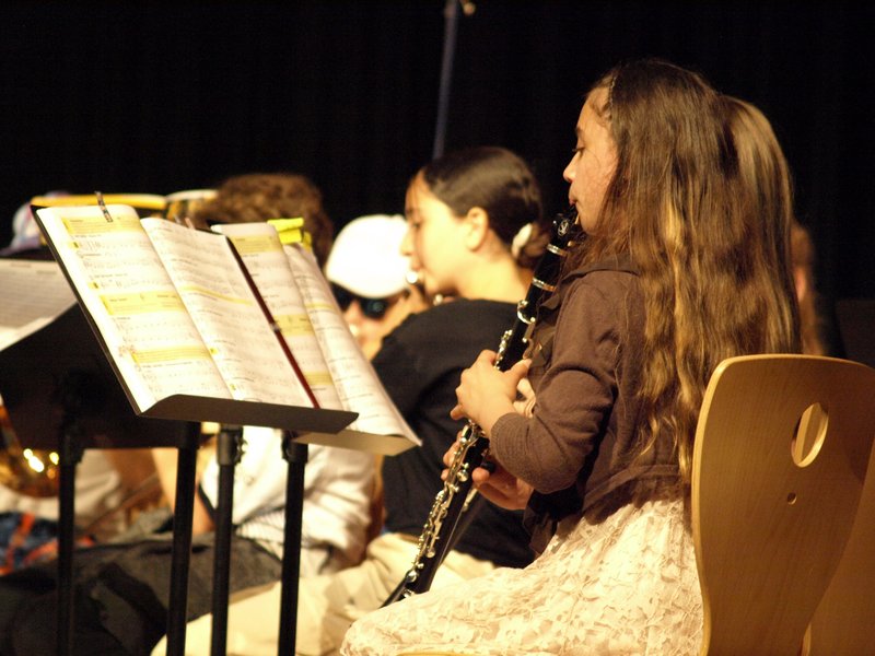 Schüler musizieren auf Bühne