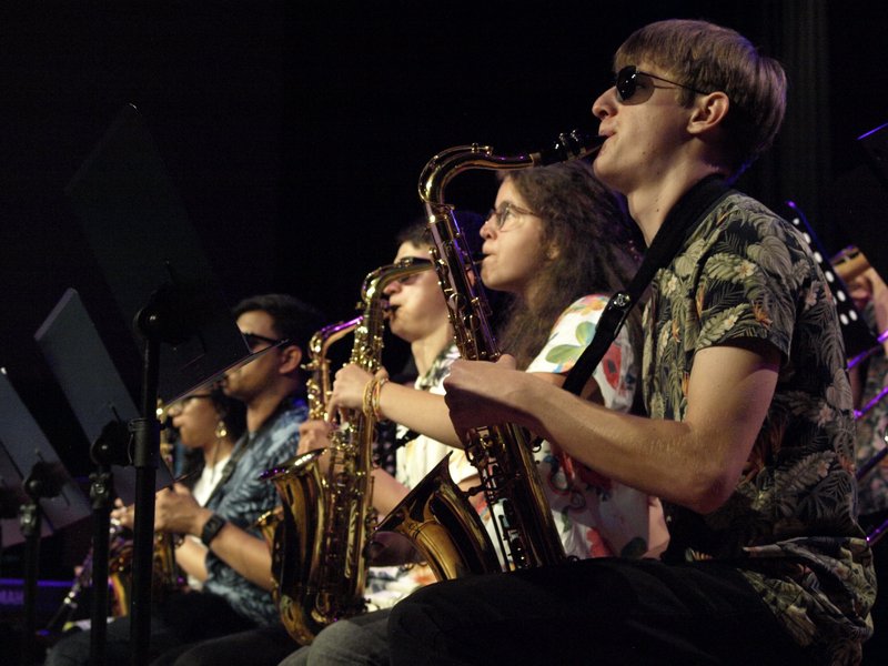 Schüler musizieren auf Bühne