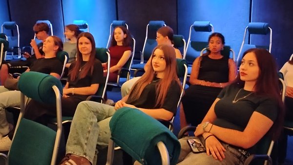 Gruppenfoto Schüler im Planetarium