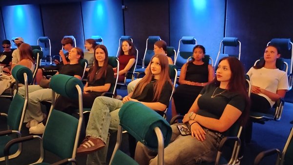 Schüler im Planetarium