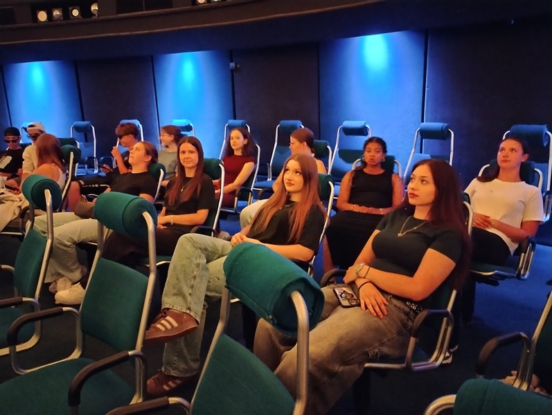 Schüler im Planetarium