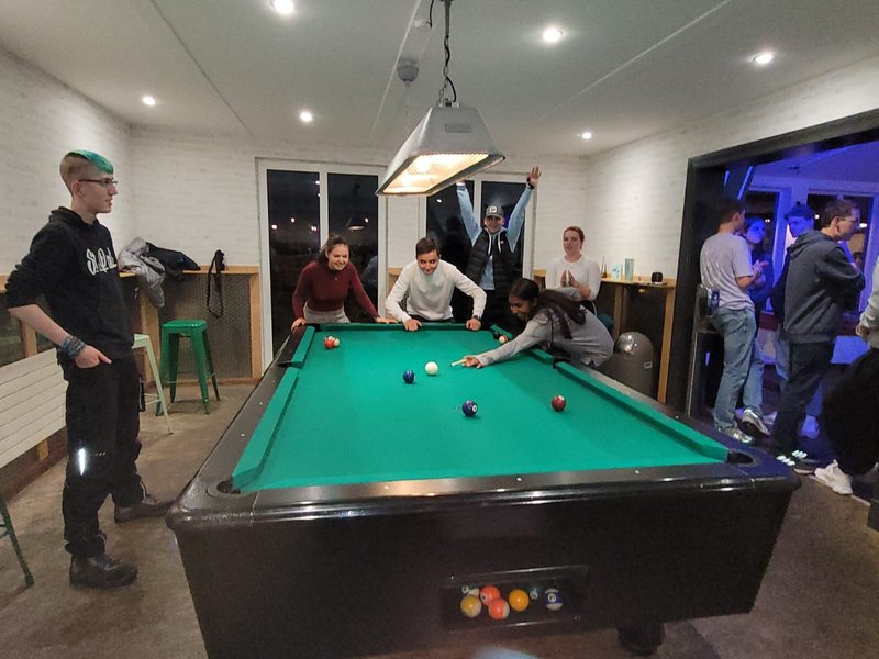 Schüler beim Billard