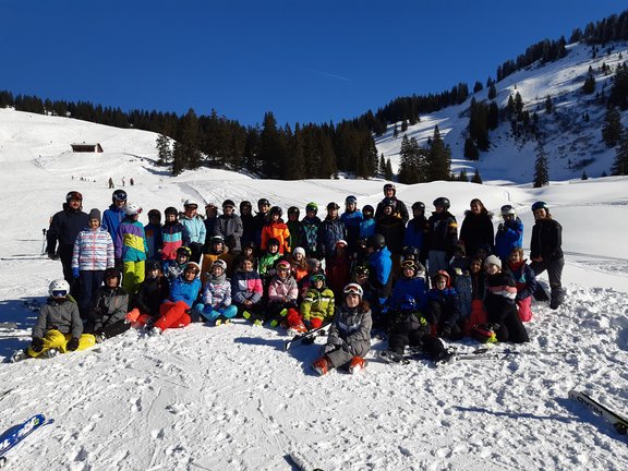 Gruppenfoto der Wintersportler im Schnee