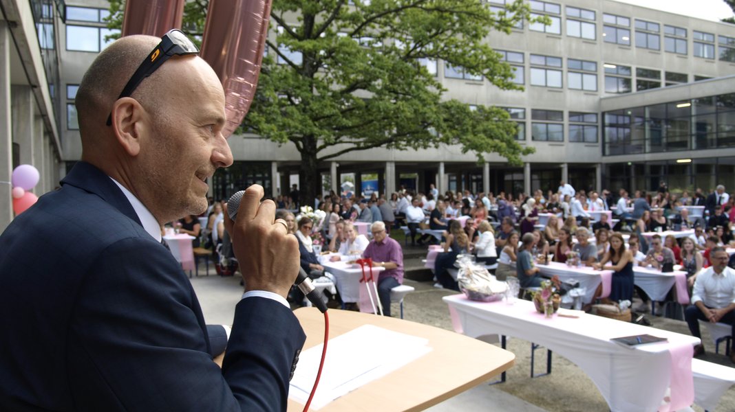 Schulleiter hält Rede