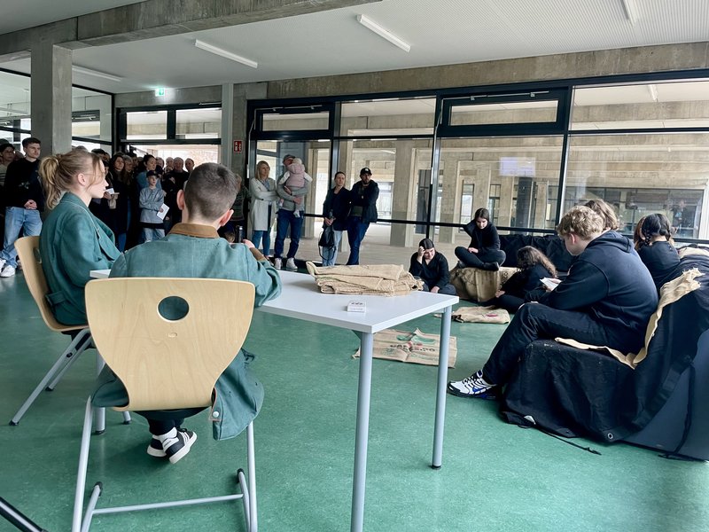 Schüler spielen Theaterstück