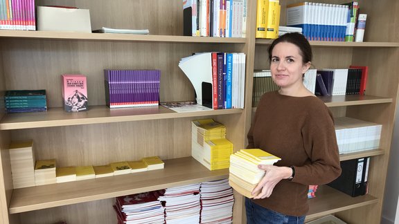 Frau vor Bücherregal