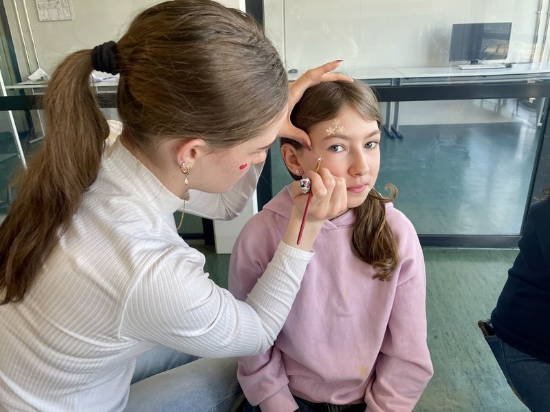 Schüler präsentieren ihre Schule