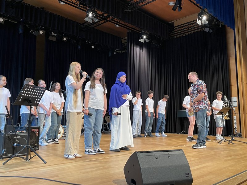 Schüler begutachten Ergebnisse