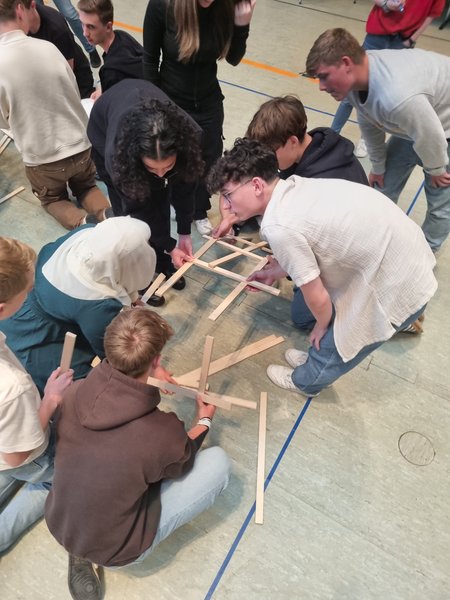 Schüler bauen Brücke