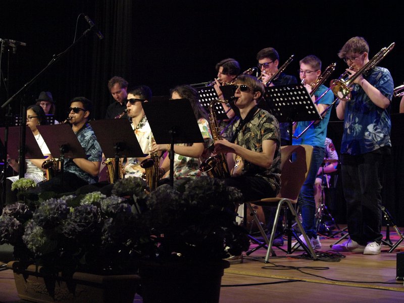 Schüler musizieren auf Bühne