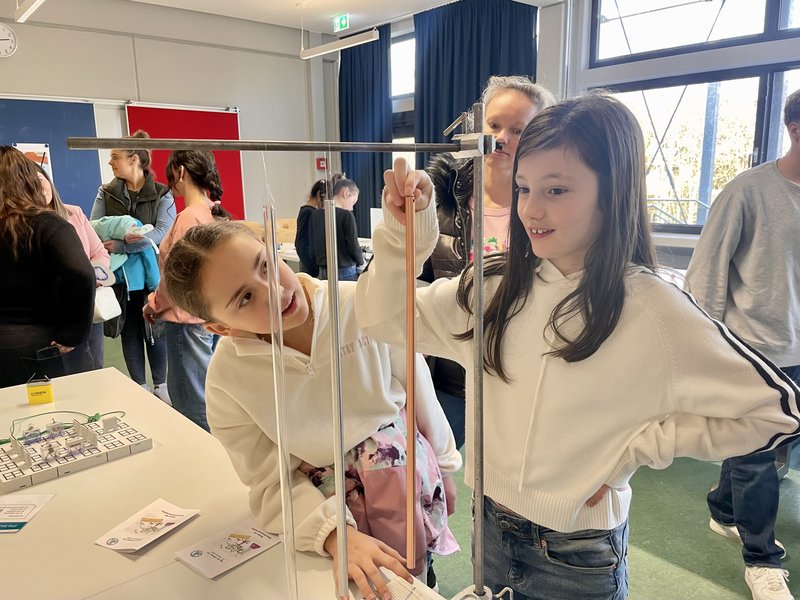 Schüler präsentieren ihre Schule