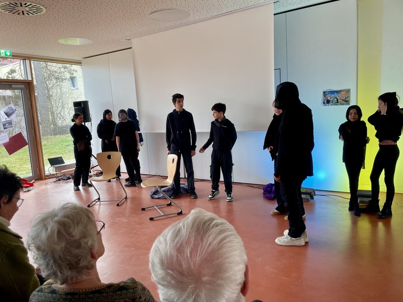 Schüler spielen Theaterstück