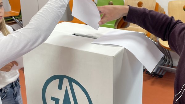 Wahlurne mit Zettel