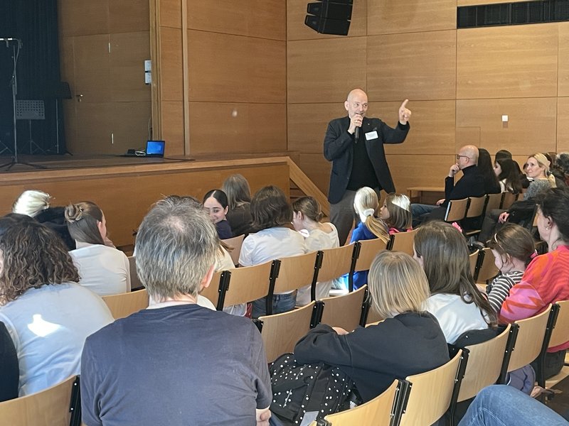 Schüler präsentieren ihre Schule
