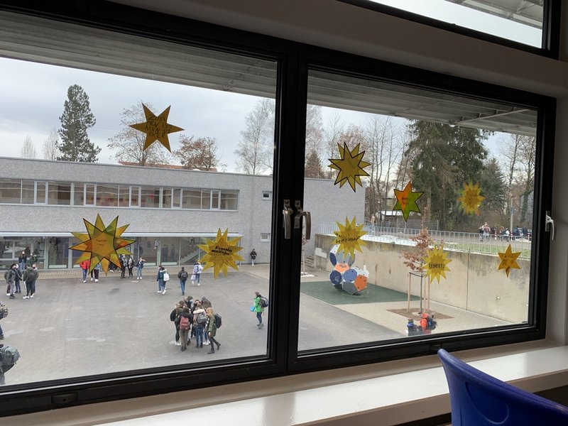 Fensterfront mit gebastelten Sternen