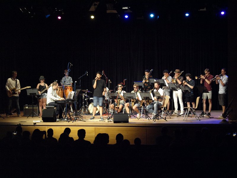 Schüler musizieren auf Bühne