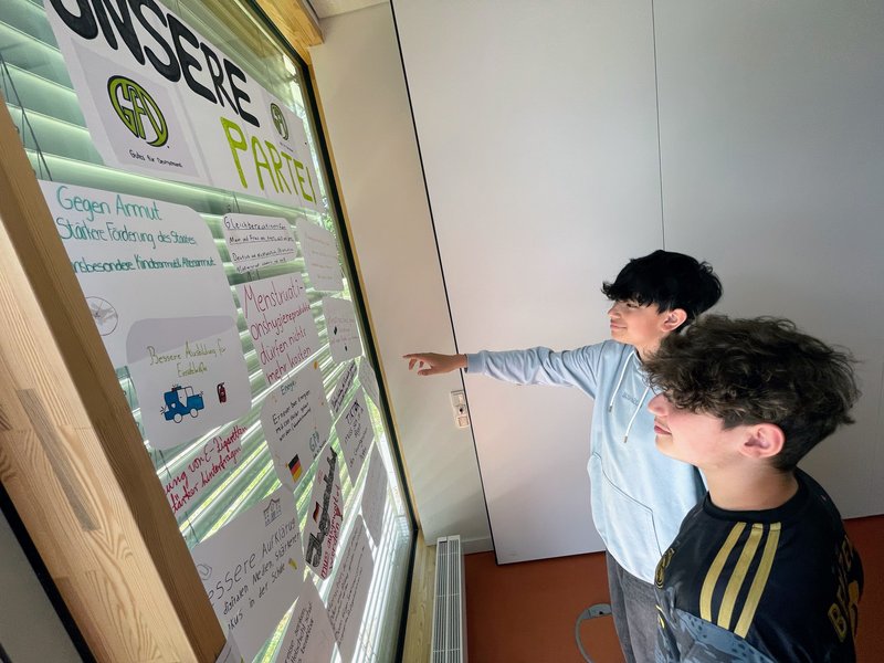 Schüler in Ausstellung