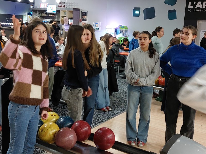 Jugendliche beim Bowling