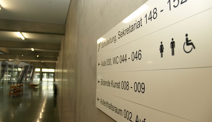 Hinweistafeln im Schulkorridor