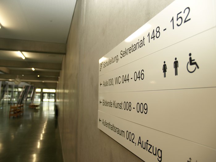 Hinweistafeln im Schulkorridor