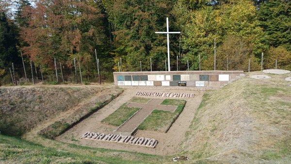 Heutiges Gedenken am historischen Ort der Aschegrube beim Krematorium