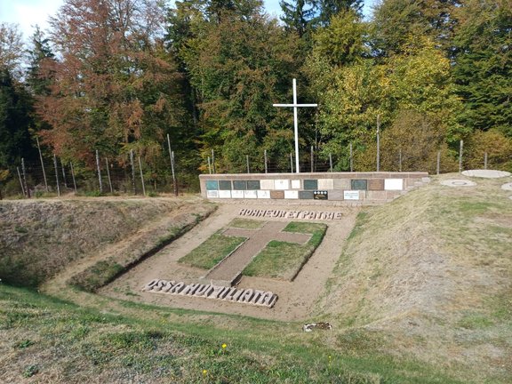 Heutiges Gedenken am historischen Ort der Aschegrube beim Krematorium