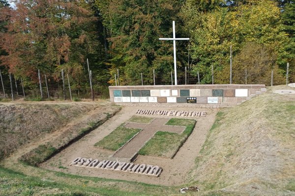Heutiges Gedenken am historischen Ort der Aschegrube beim Krematorium
