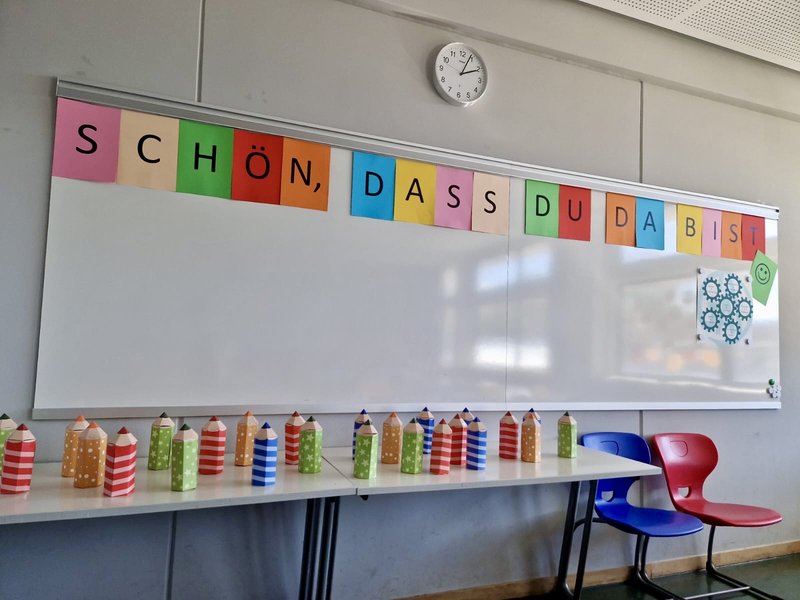 neue Schüler und ihre Eltern bei ihrer Einschulung