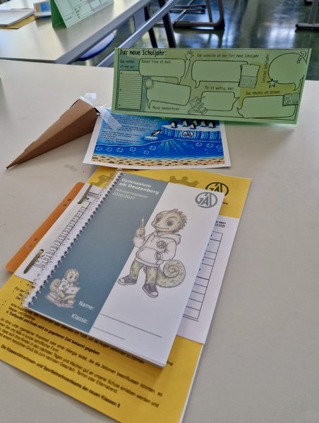 neue Schüler und ihre Eltern bei ihrer Einschulung
