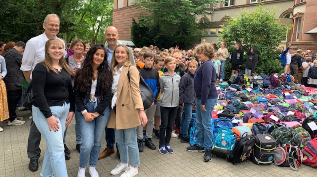 Gruppe vor Schulränzen