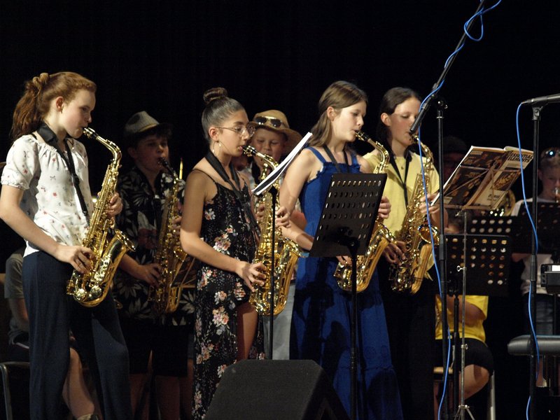 Schüler musizieren auf Bühne