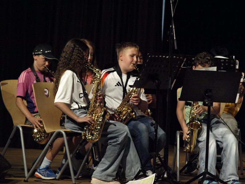 Schüler musizieren auf Bühne