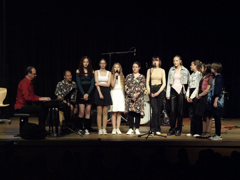 Schüler musizieren auf Bühne