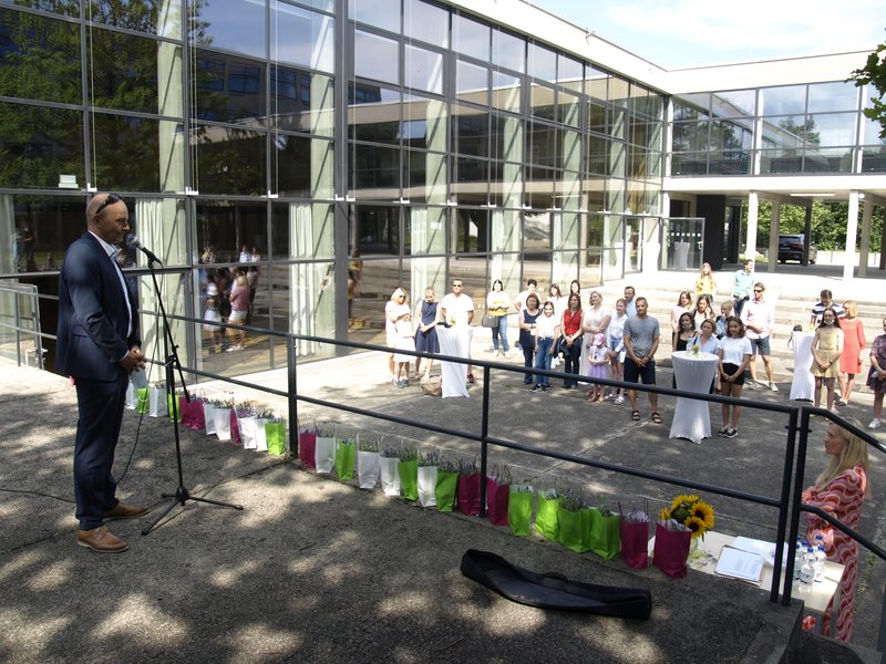Schulleiter auf Bühne vor Publikum