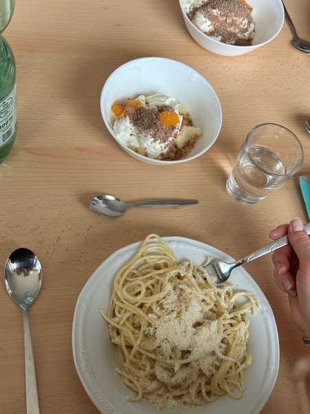 Teller mit Essen auf Tisch
