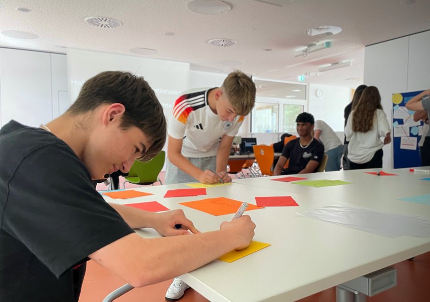 Schüler in Ausstellung