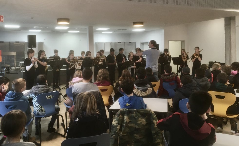 Bläserklasse musiziert vor Publikum