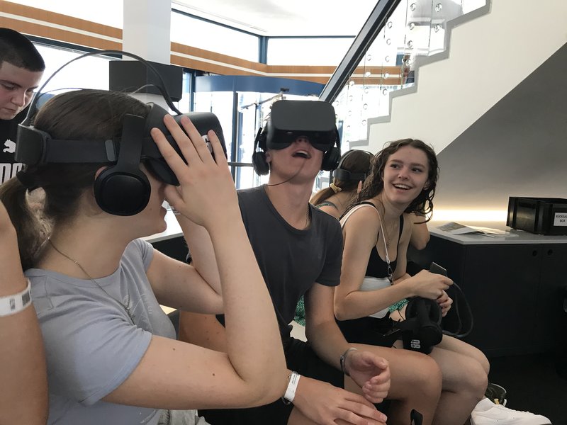 Schüler mit VR-Brille