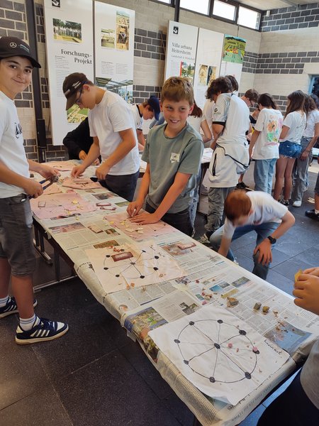 bastelnde Schüler