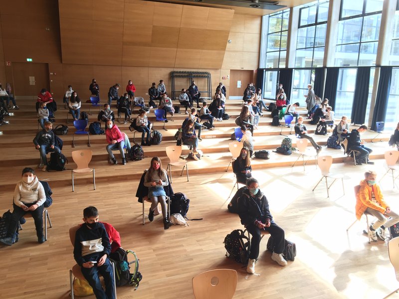 Klassensprecher sitzen mit Abstand in der Aula