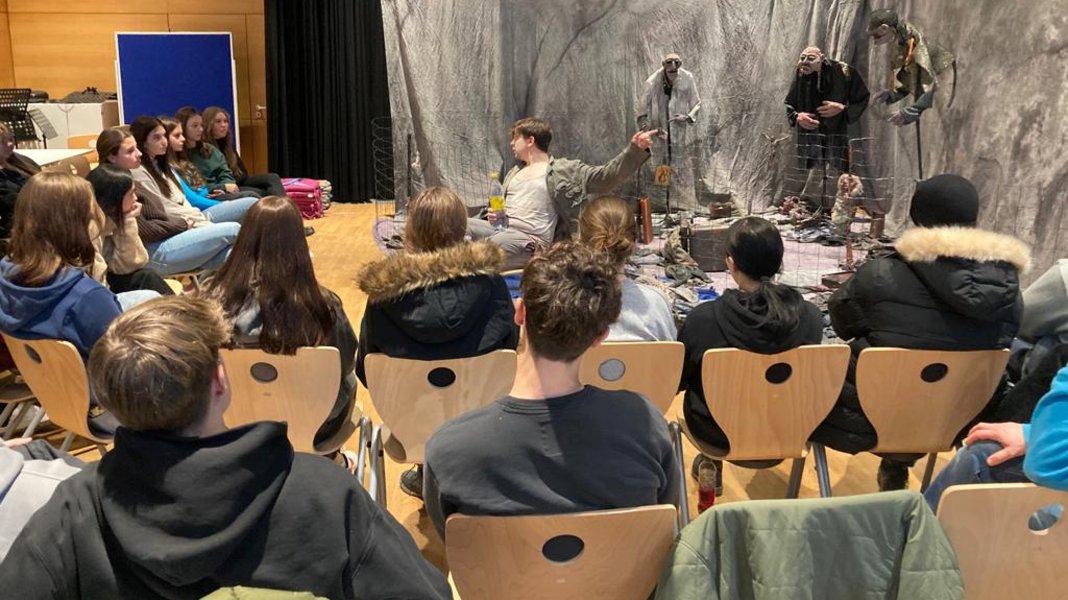 Schauspieler spielt mit Puppen