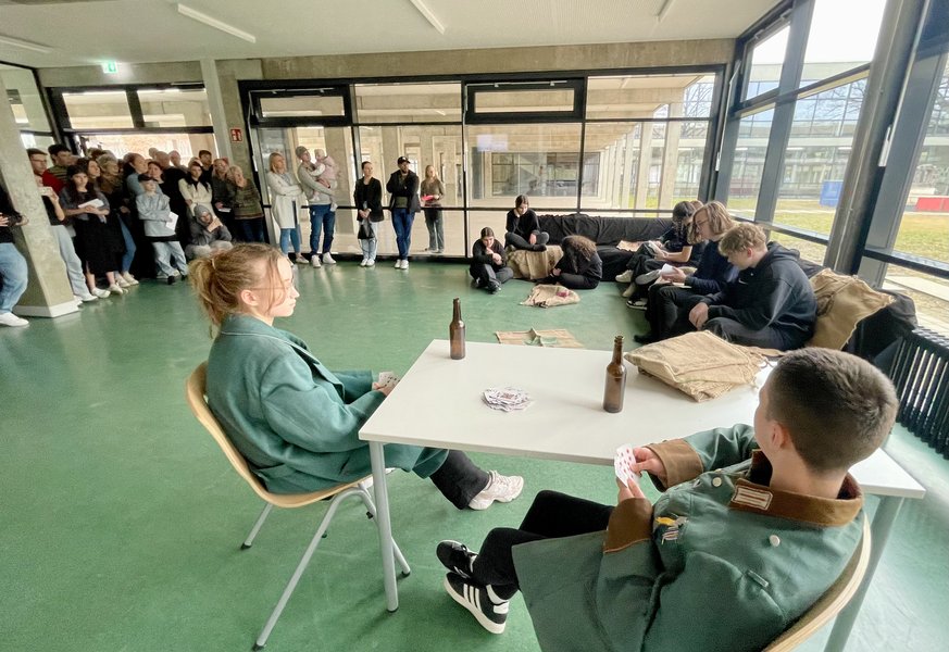 Schüler spielen Theaterstück