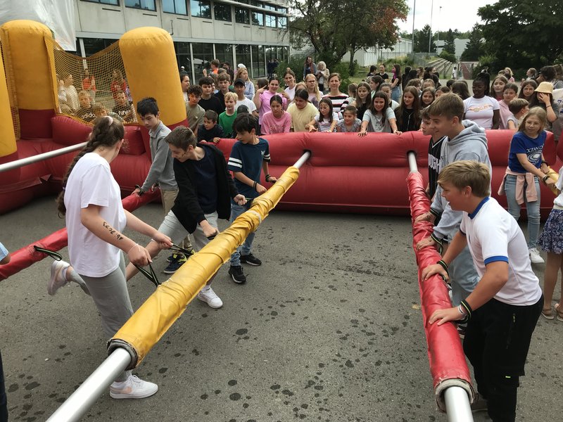 Schüler in riesigem Tischkicker