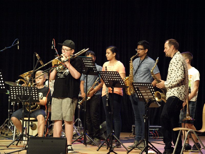 Schüler musizieren auf Bühne