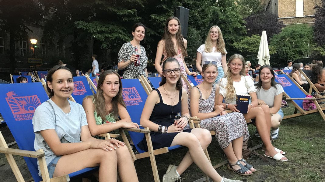 Schülerinnen in Freilichtkino